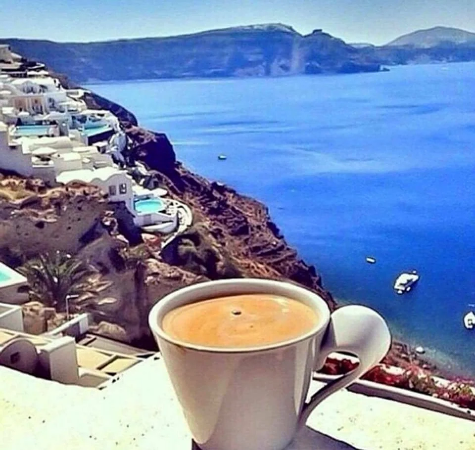 Чашка кофе на берегу океана