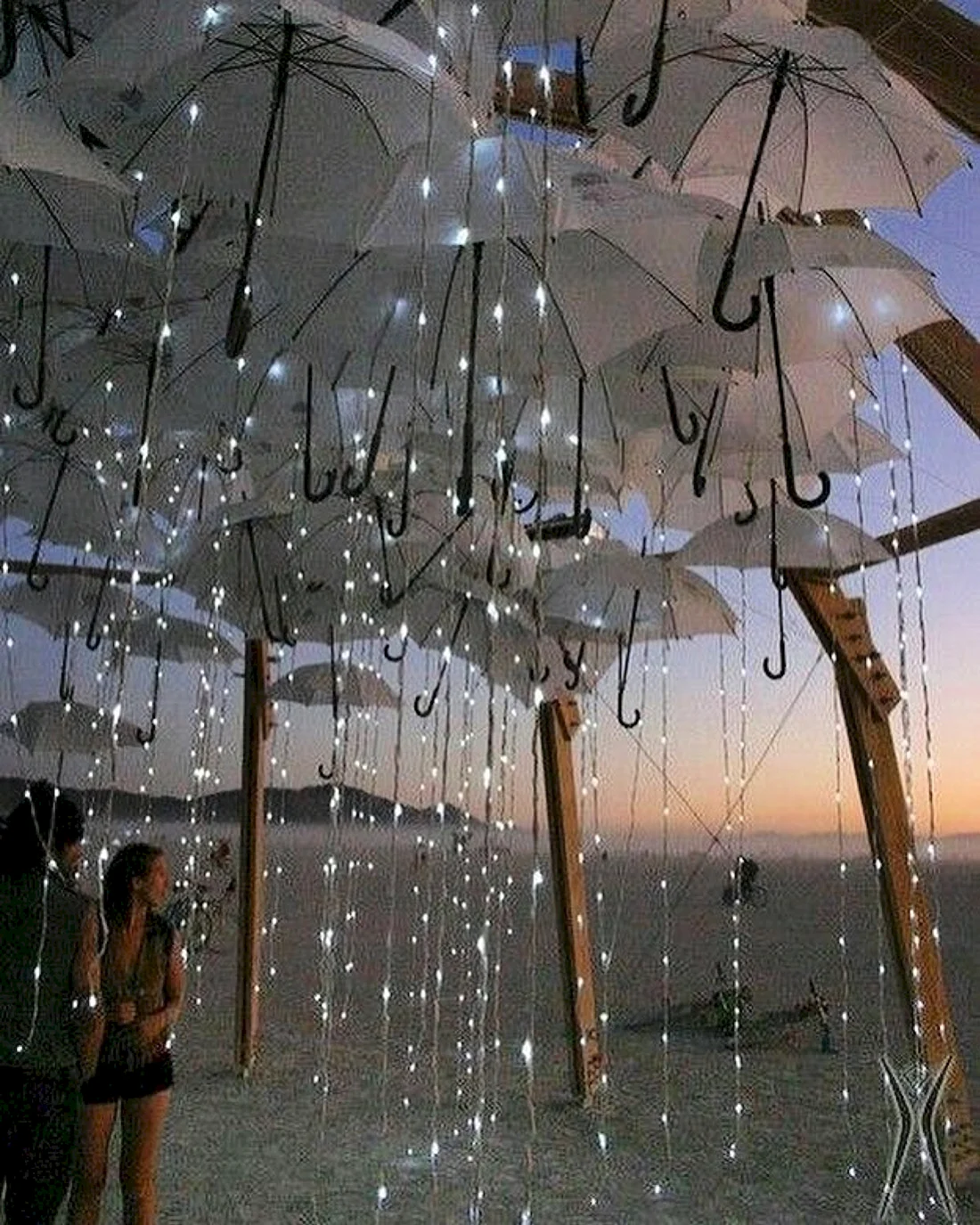Инсталляция с зонтами